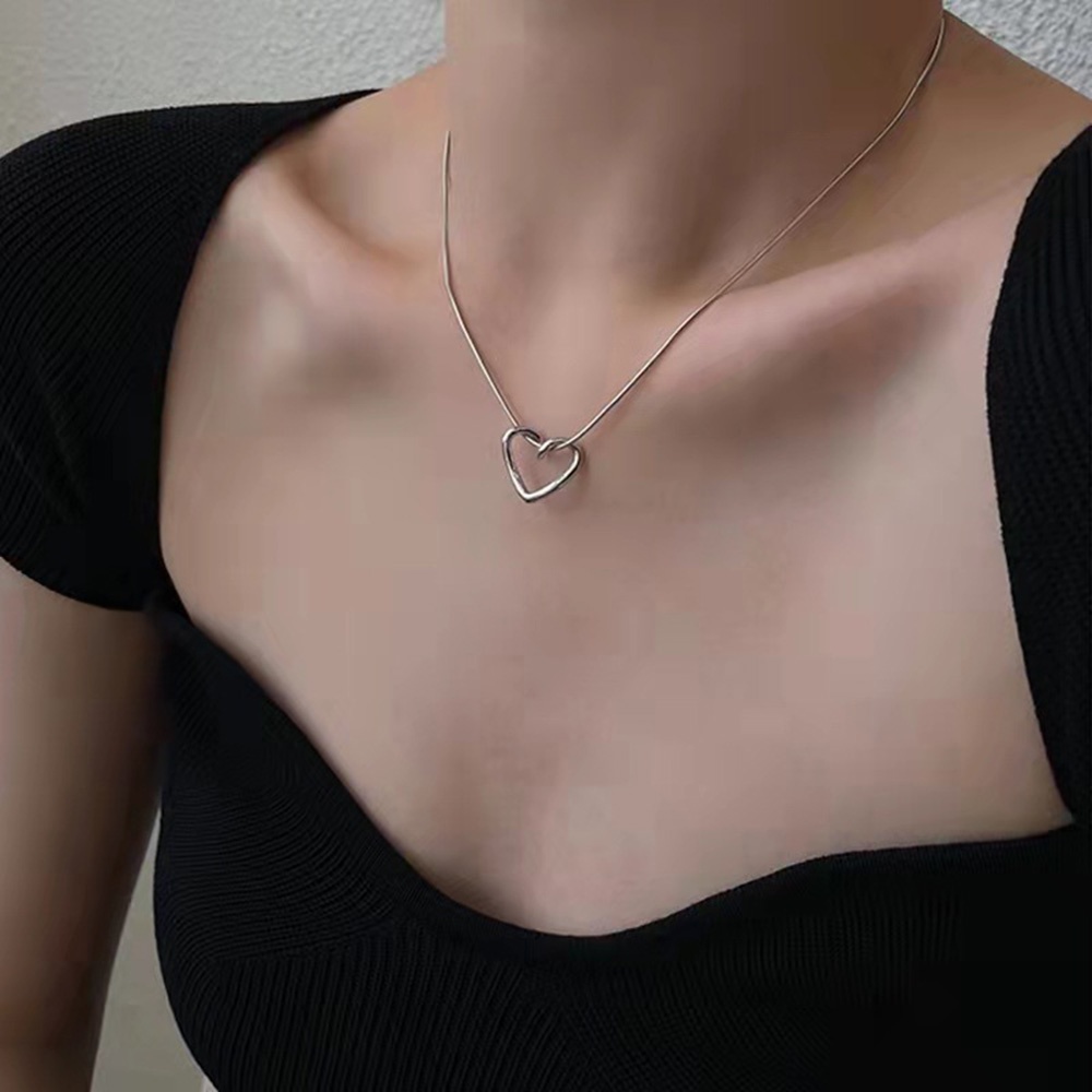 Kalung Choker Rantai Klavikula Liontin Hati Bahan Titanium Warna Silver Untuk Wanita