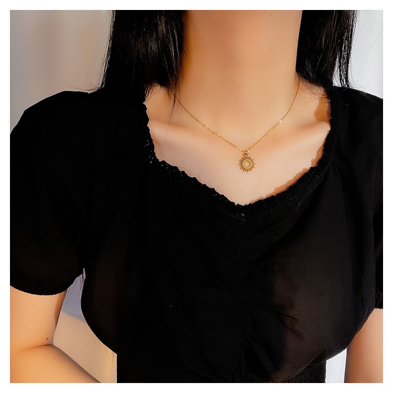 Versi Korea Dari Liontin Bunga Matahari Baru Titanium Steel Kalung Emas