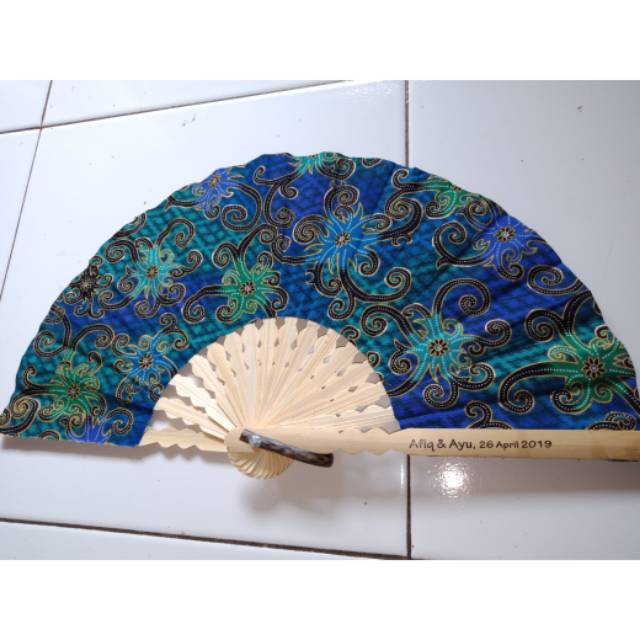 Souvenir pernikahan Kipas batik