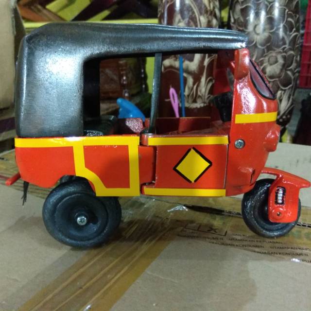 TERMURAH! MINIATUR BAJAJ BAJAI MERAH DARI LOGAM - SOUVENIR PAJANGAN DEKORASI RUMAH UNIK KHAS JOGJA