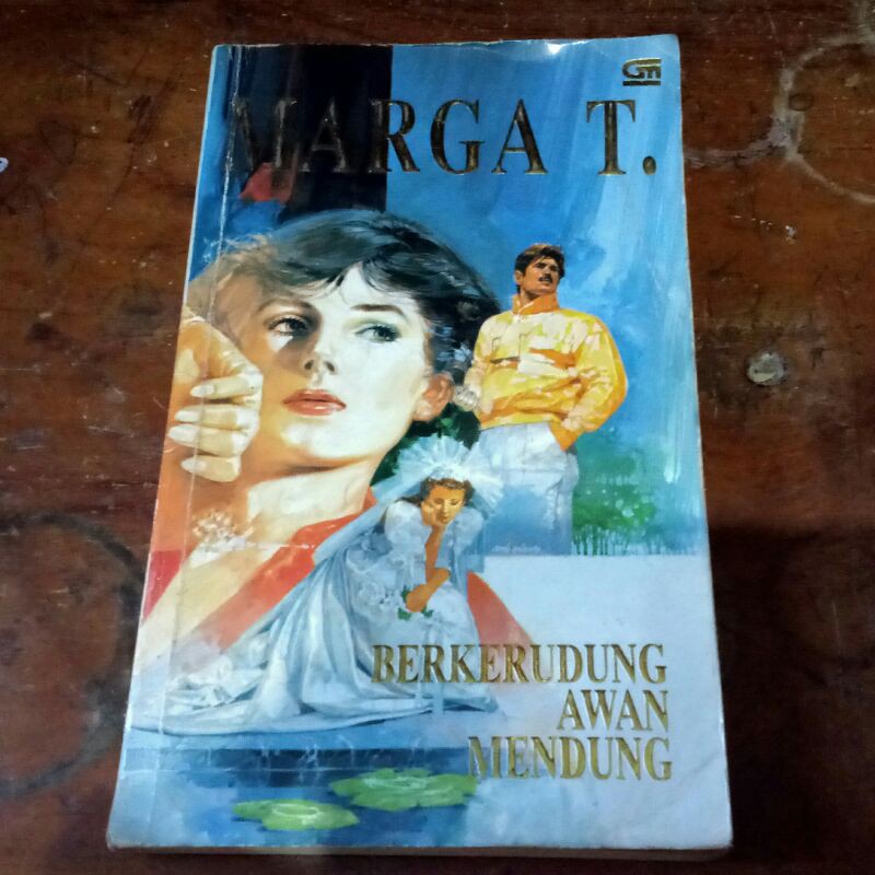 Novel BERKERUDUNG AWAN MENDUNG - Marga T