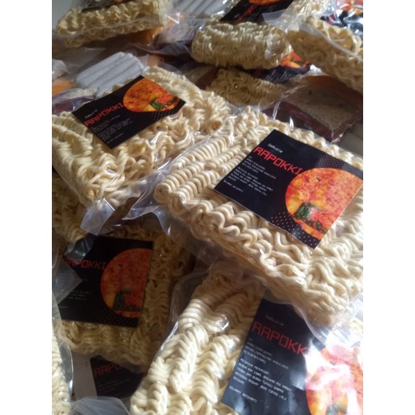 

Rapokki/tteokbokki with noodlle