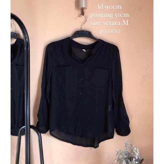 blouse hitam polos