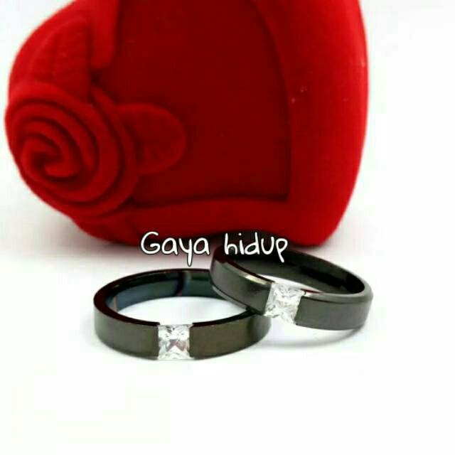 Cincin Couple Hitam &amp; Putih Permata Titanium