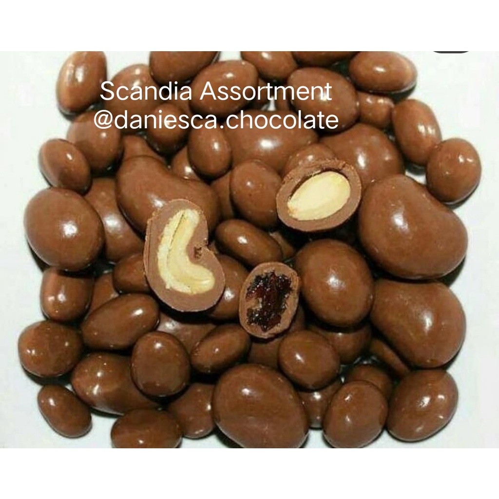 

.250gr coklat Scandia Assortment - coklat isi Almond, Mede, dan Kismis ( ds bgr )