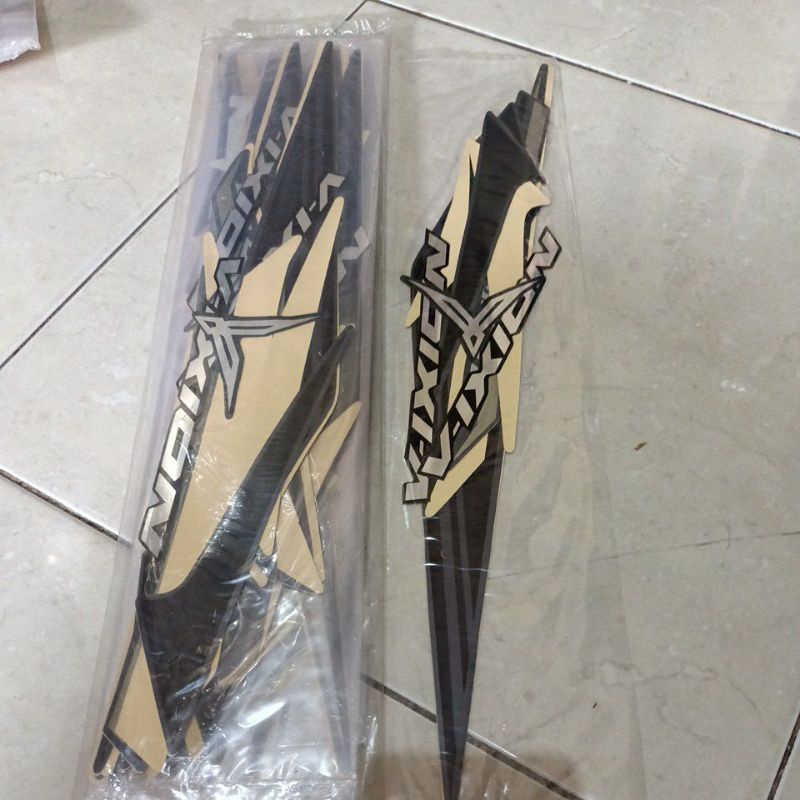 striping stiker les body Vixion 2017 hitam
