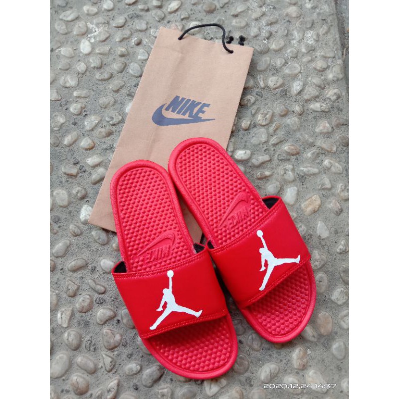 SANDAL NIKE BENASSI JORDAN SLIP ON SANDAL SLIDE PRIA SANDAL NIKE JORDAN