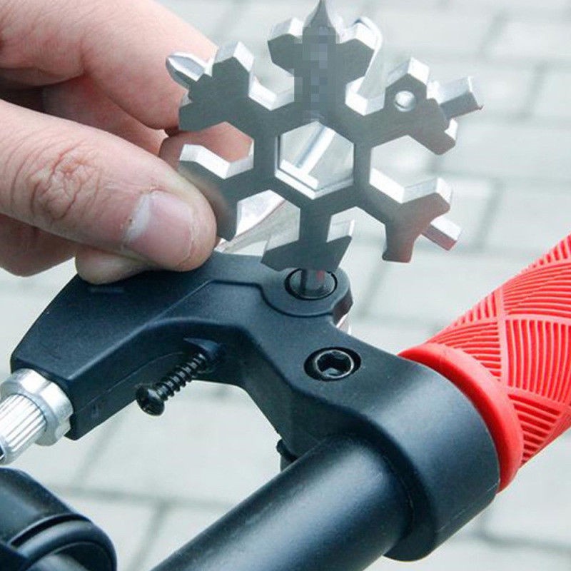 Snowflakes Multi Tool Pocket Wrench Saker Tool Kunci Salju 19 IN 1 Snowflake Shape Wrench  Mini bentuk gantungan kunci multifungsi Alat instalasi dan penghapusan Alat perbaikan mobil Alat Perbaikan Rumah Alat Perawatan Mesin Pertanian