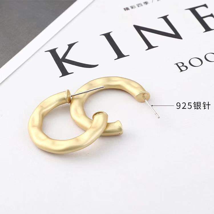 Dingin gaya Korea ins sederhana matte telinga emas cincin logam anting-anting wanita retro minoritas