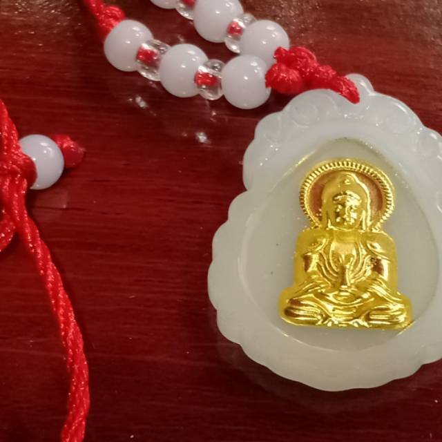 Kalung tali merah liontin giok putih Kwan Im