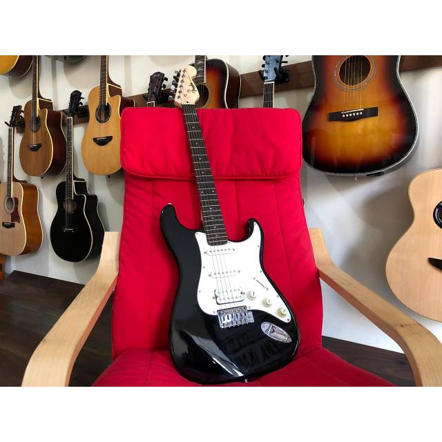 Fender Stratocaster Hitam