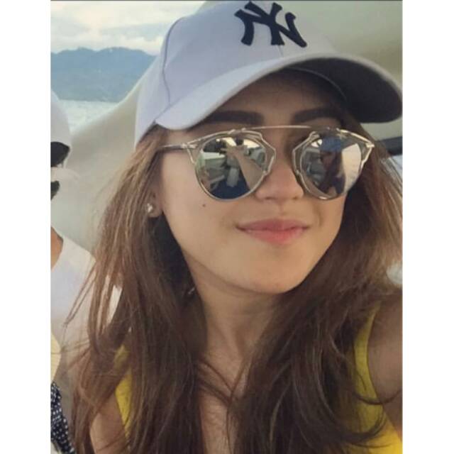 Kacamata/sunglass dior so real
kualitas 99%seperti original