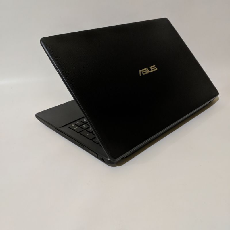 laptop  editing/desain/gaming asus  x550ld - core i5 - ram 8gb - dual vga Nvidia 820m - layar 15.6inc