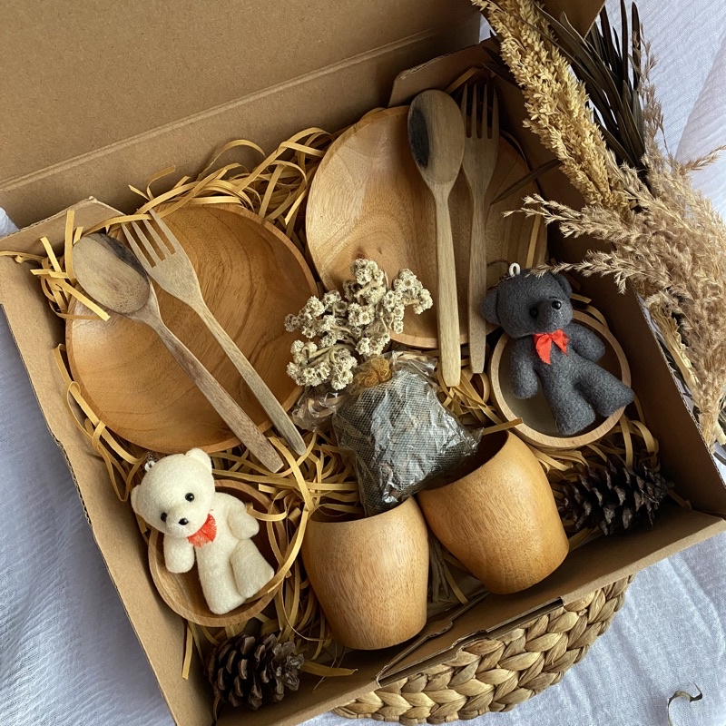 

Gift Box Hampers Pernikahan Anniversary
