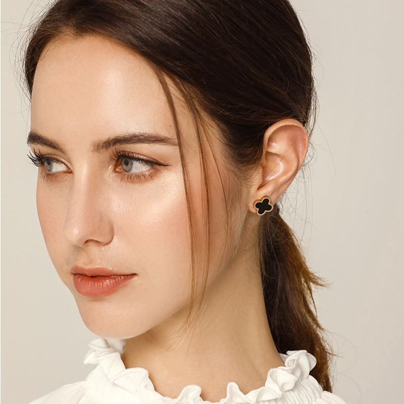 Anting Stud Desain Clover Bahan Titanium Steel Warna Rose Gold Gaya Korea Untuk Wanita