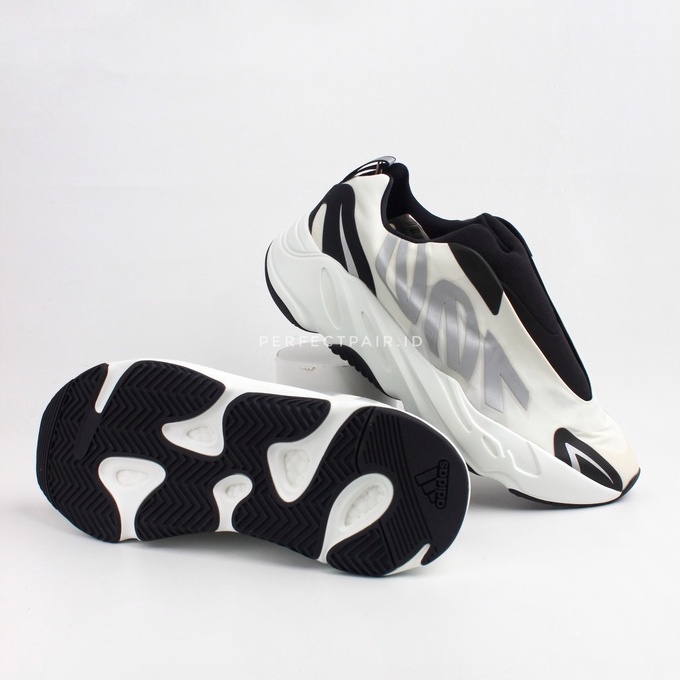 Yeezy 700 MNVN Analog Laceless 100 % Original Authentic BNIB