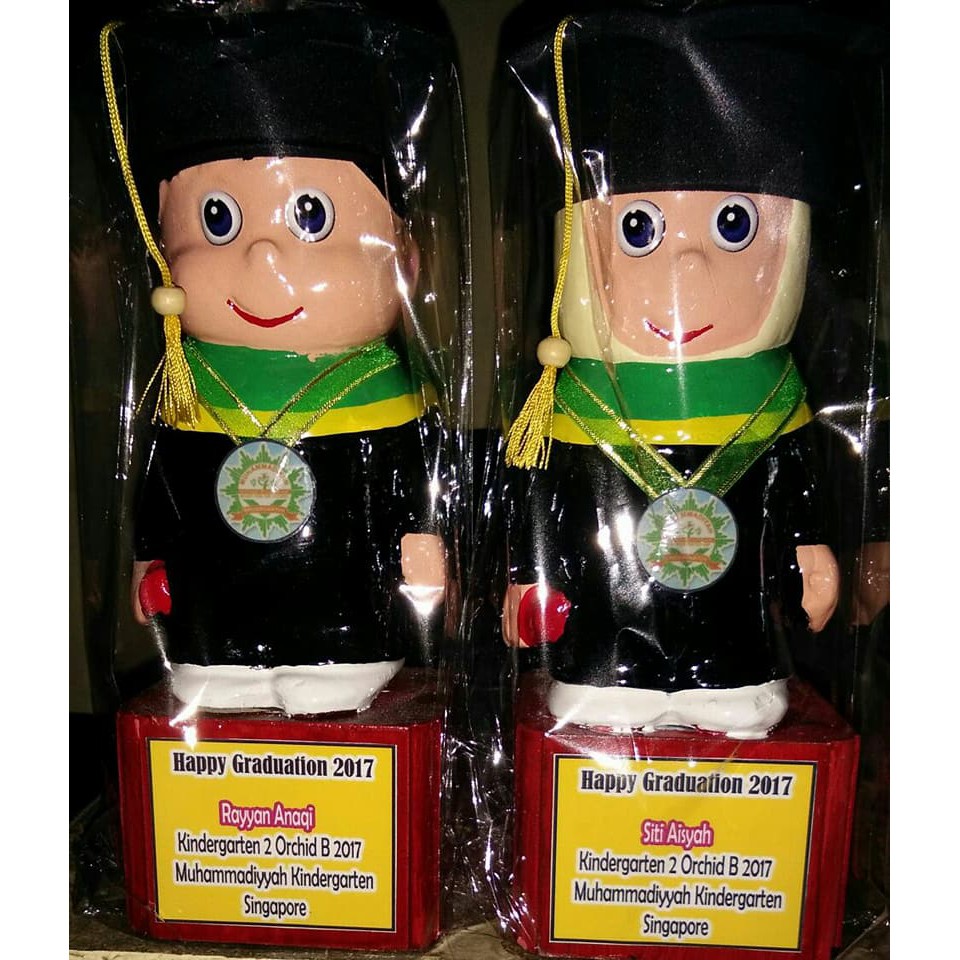 BONEKA WISUDA