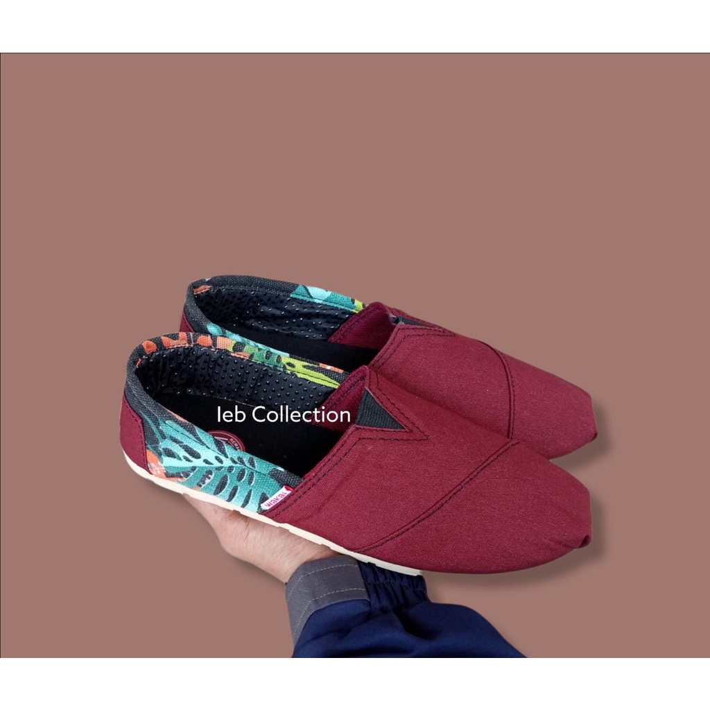 sepatu wakai slip on maroon daun unisex size 36-43