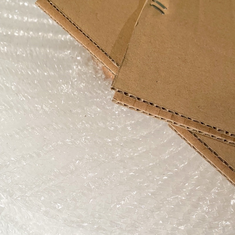 

Kardus dan Bubble Wrap