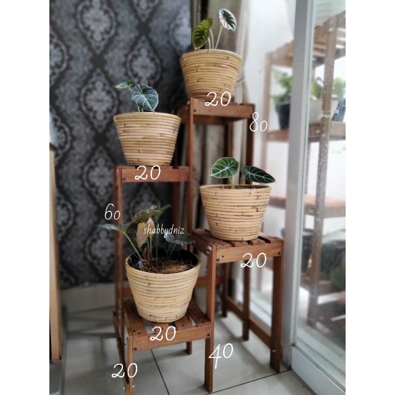 Rak kayu ulin untuk di sudut