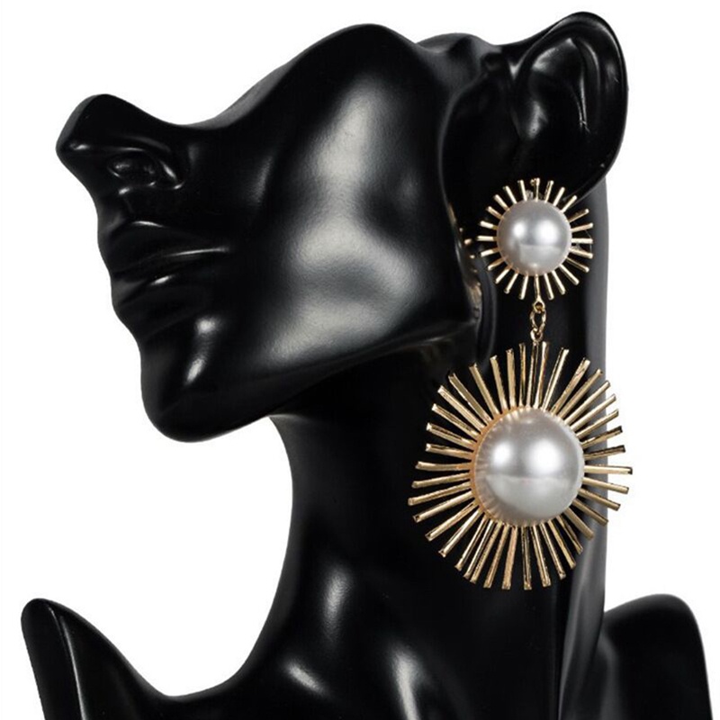 Anting Juntai Bentuk Bunga Hollow Aksen Mutiara Bahan Metal Warna Emas Silver Untuk Wanita