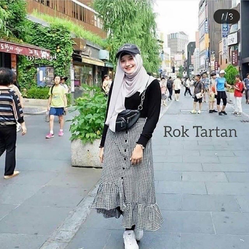 Rok tartan asimetris dewasa bisa couple dengan anak ya moms