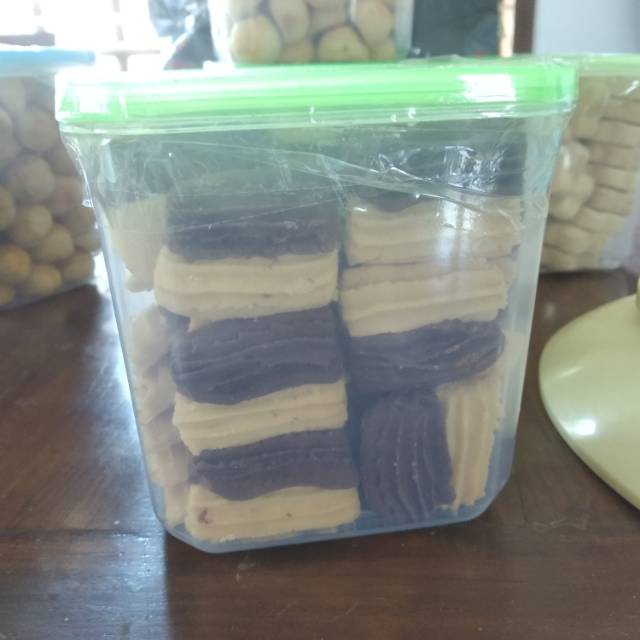 

Kue kering semprit coklat putih