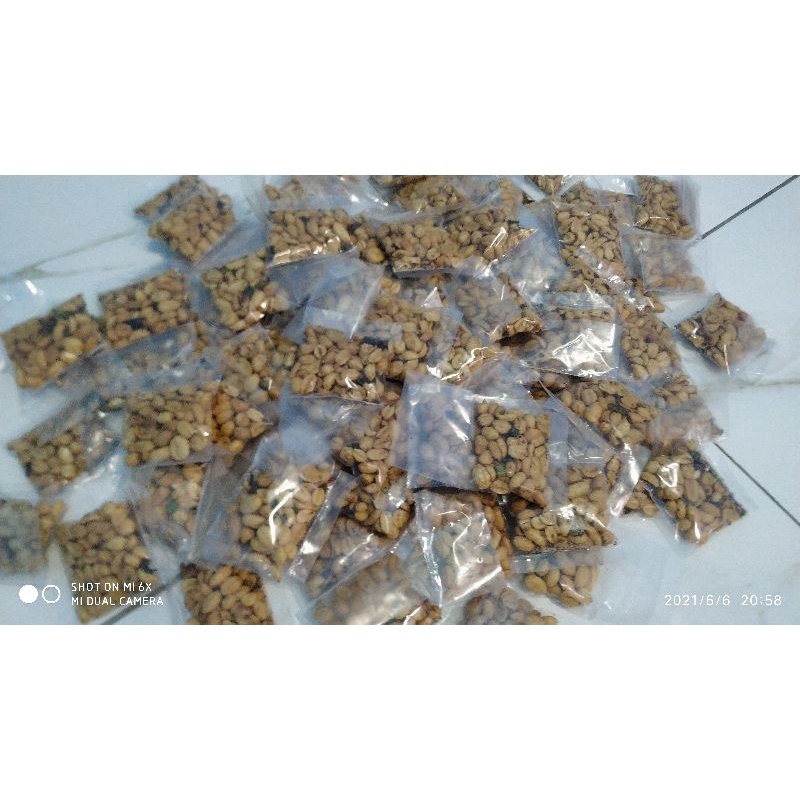 

kacang goreng gurih uk.kecil minimal pembelian 20 bungkus