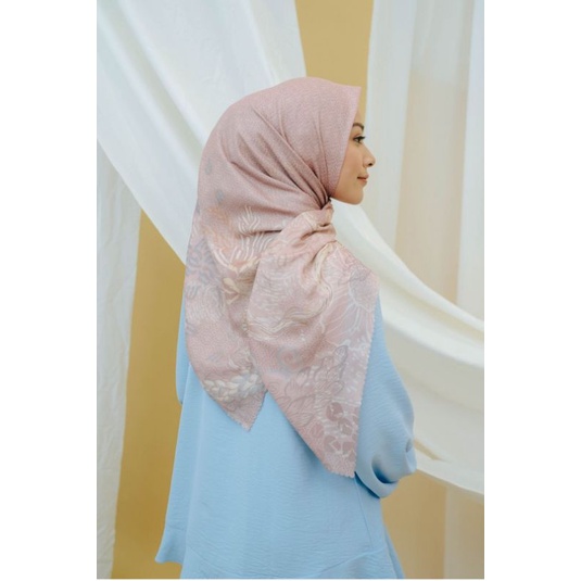 Kana scarf wearing klamby