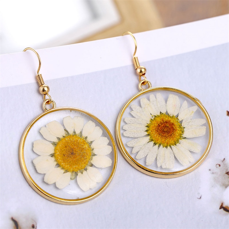 Anting Drop Bentuk Bunga Daisy Kering Bahan Resin Transparan Gaya Bohemian Untuk Wanita