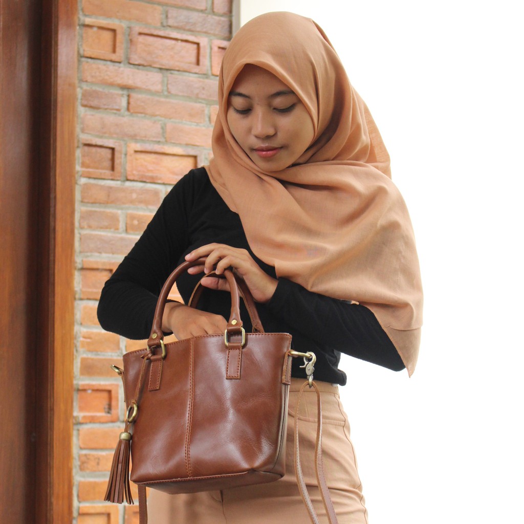 TAS JINJING DAN SELEMPANG KULIT SAPI ASLI MODEL EMMA DARK BROWN/ FREE GRAVIR NAMA DI GANTUNGAN TAS