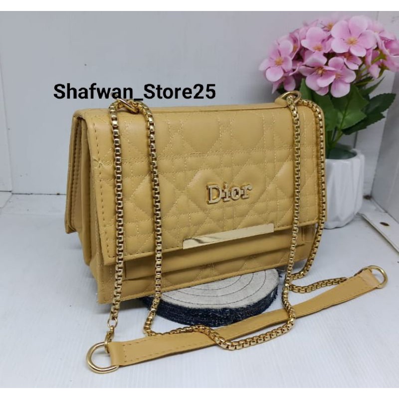 Tas Selempang Wanita//Selempang wanita kekinian //Fashion Wanita// Dhior Behel//#tas #taslokal #tasmurah #tasgrosirmurah #taswanita #tastanganpertama #tasfashion #taspaket #taspaketan #tascewek #tasselempang #slingbag  #taspinggang#slingbag #taswanitagaya