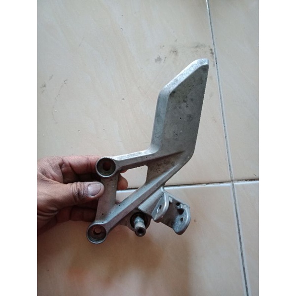 Postep Footstep bostep step dudukan pijakkan kaki depan kiri honda CBR 150 Fi K45 ori