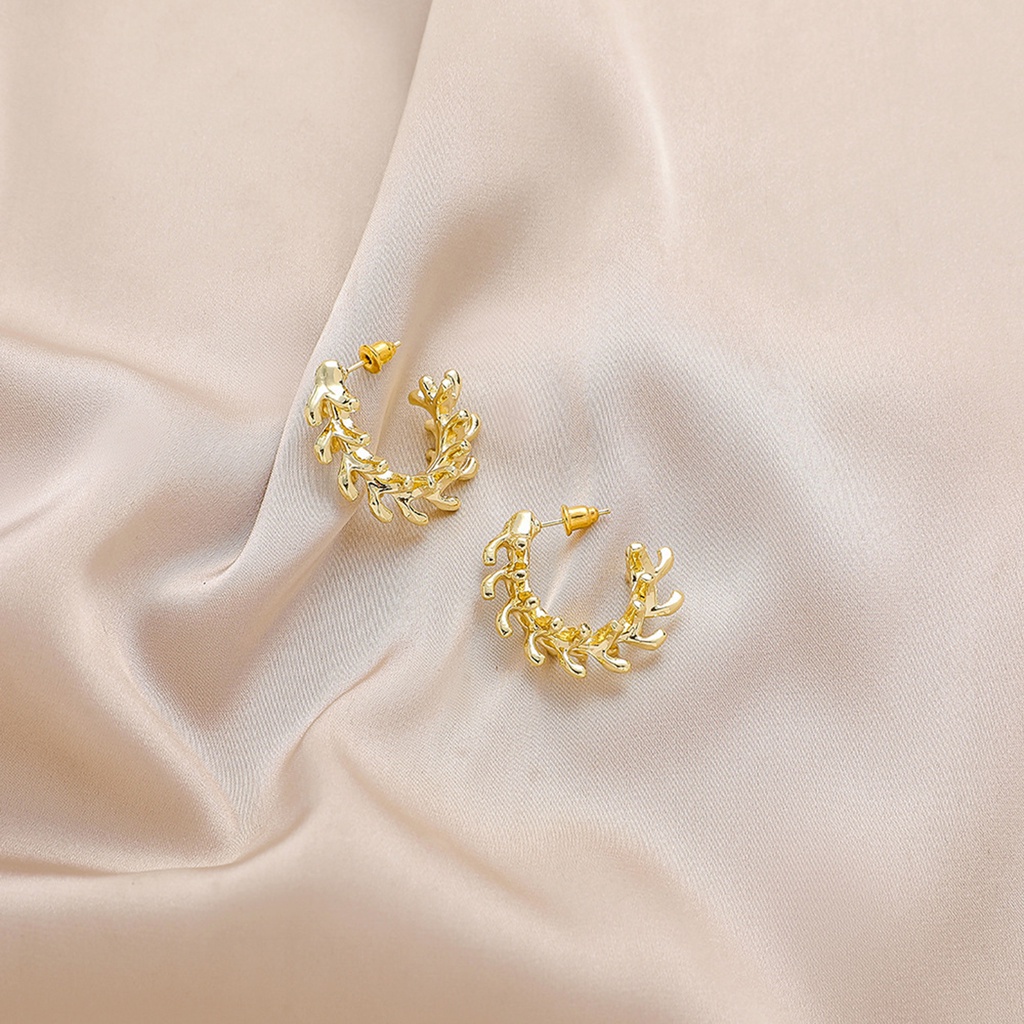 Hu Hu Hu Hu Hu Alat Bantu Pasang Kacamata♡ 1 Pasang Anting Stud Bentuk C Geometris Warna Silver / Gold Untuk Wanita