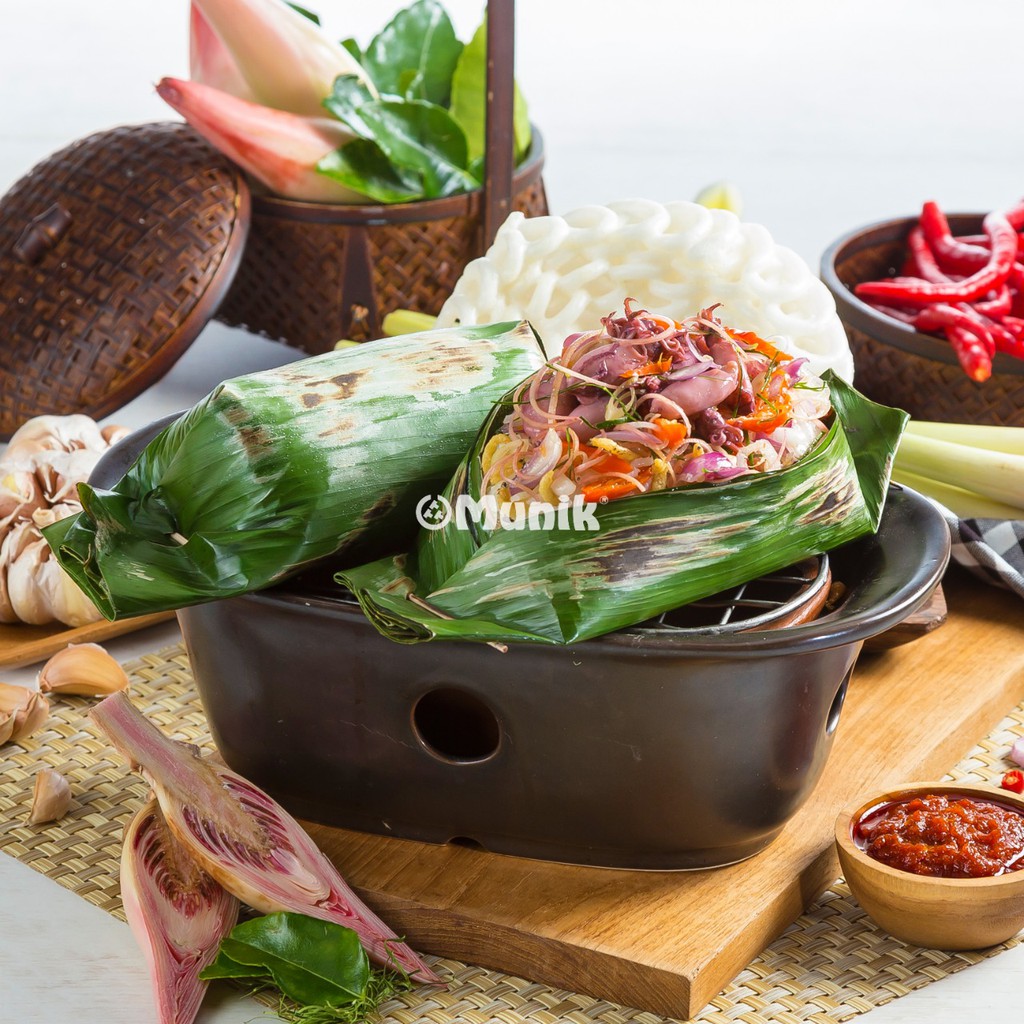 

Munik Resto's Nasi Bakar Cumi Asin Sambal Matah