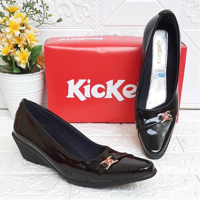 pantofel kickers cewek