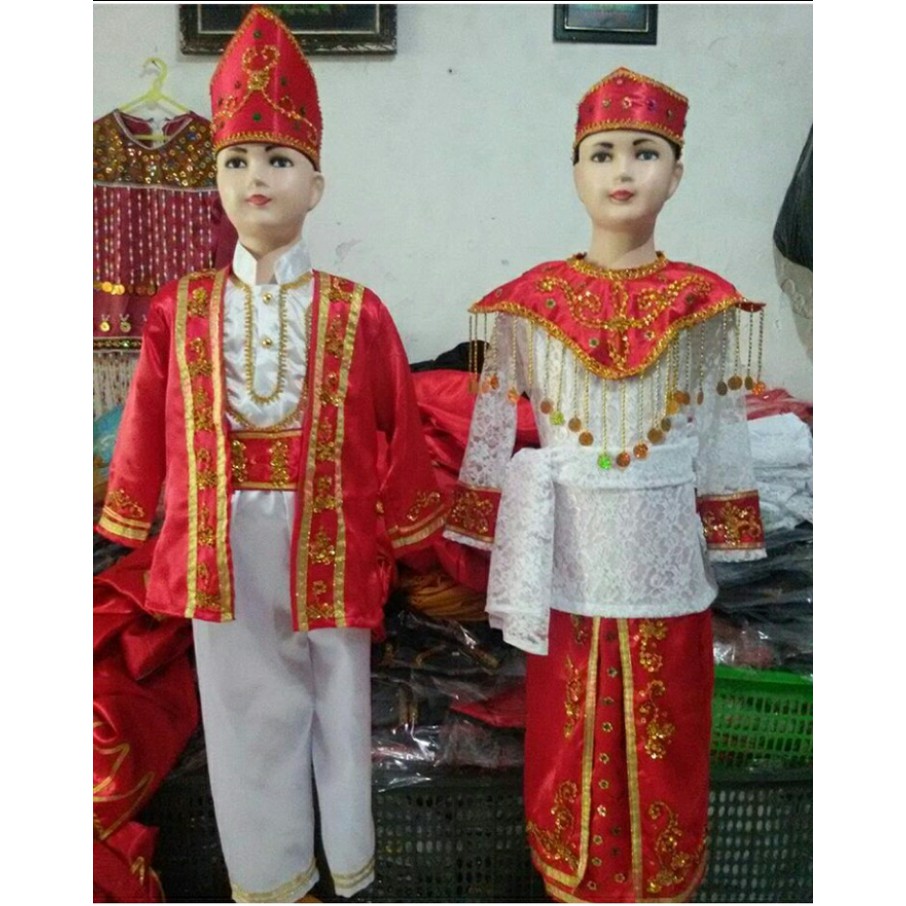 Baju adat maluku