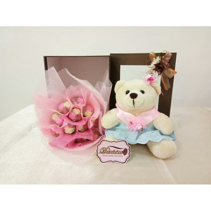 Boneka Teddy Bear Cewe 15 Cm Dengan Buket Bunga Dari Coklat 3D