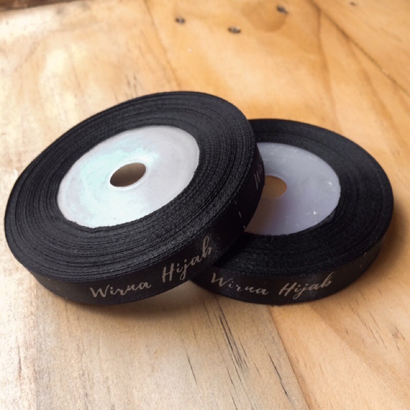 

Label Baju/Label Pakaian/Label Hijab Bahan Satin 1,2 cm Sablon/Alternatif Label Bordir/Label Woven