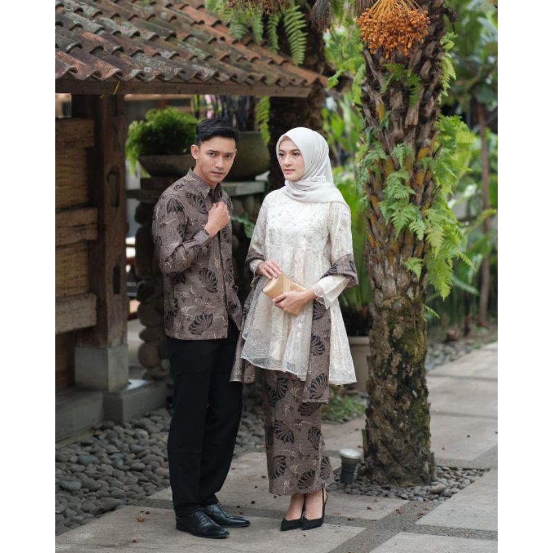 Couple Kebaya Wanita Lamaran Tunik Brukat Tile Mutiara Cream Kemeja Batik Pria