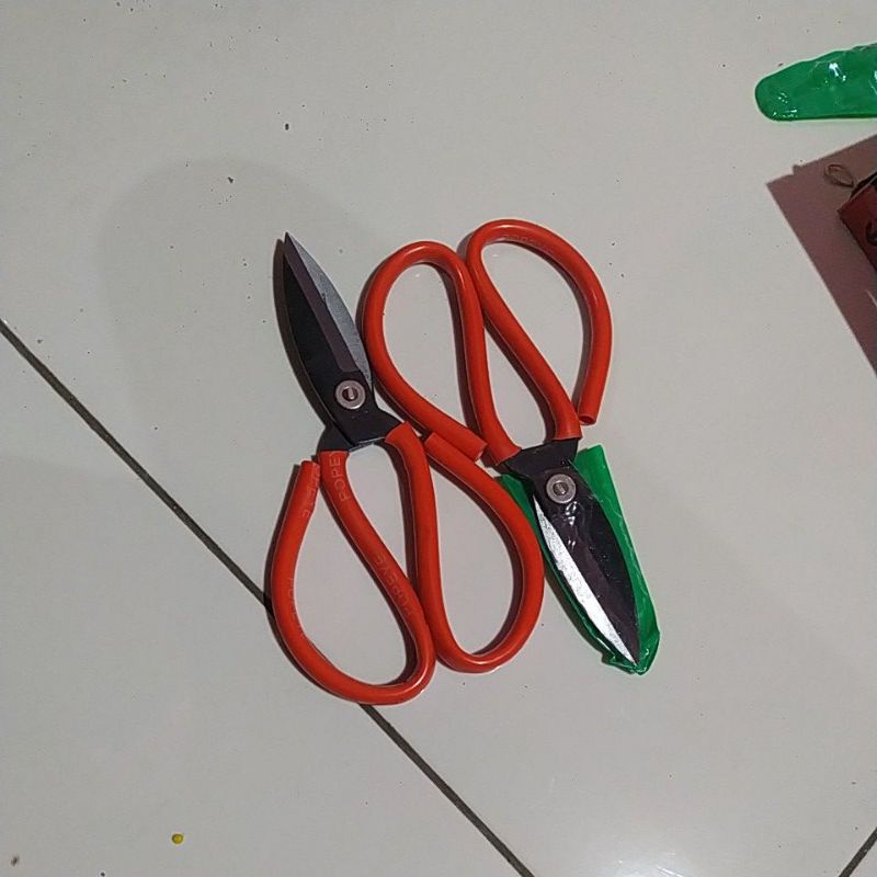 

gunting seng/plat tipis, kain dan kulit, kertas
