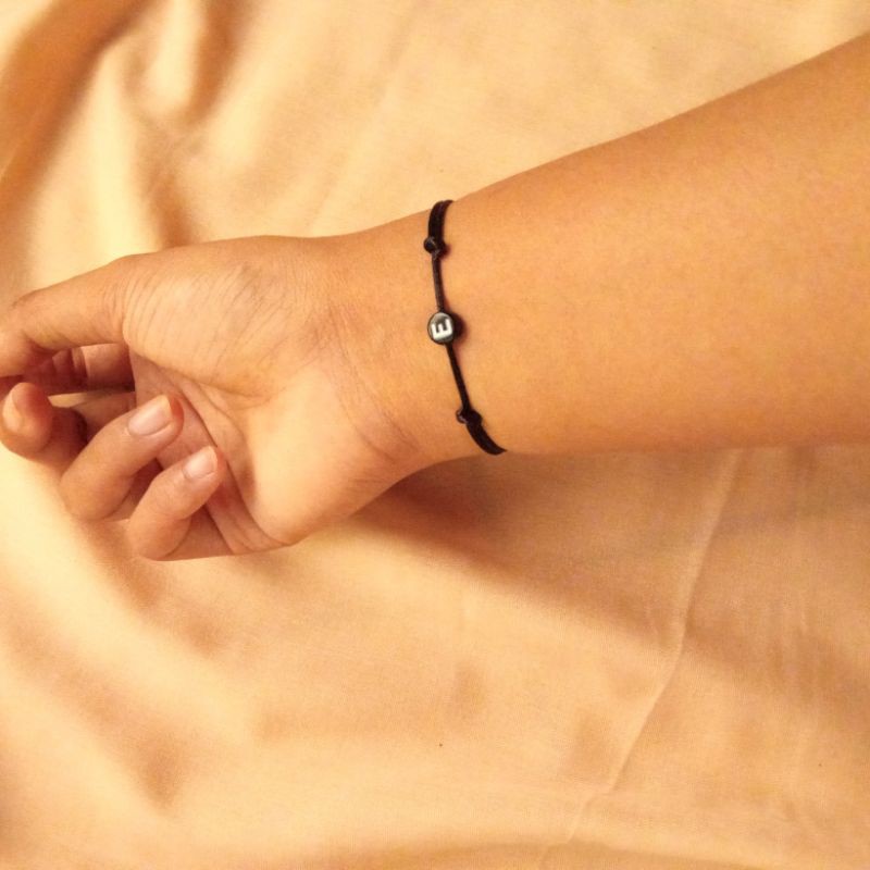 gelang inisial / gelang couple  / gelang manik huruf bulat pipih / gelang tali / gelang vintage