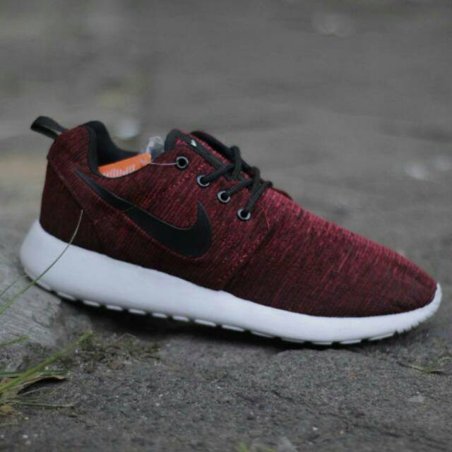 nike roshe runs maroon