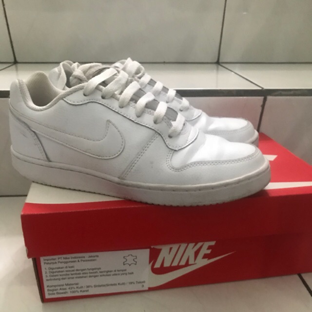 PRELOVED SEPATU  SNEAKERS  NIKE  PUTIH Shopee  Indonesia