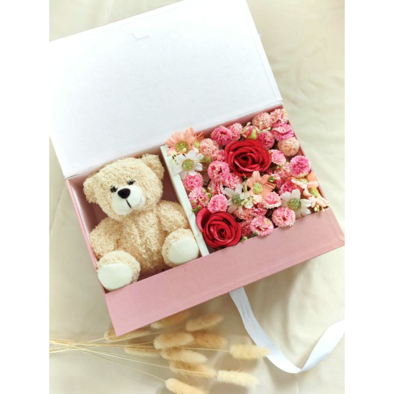 

Flower Box Hampers Ulang Tahun Anniversary with Teddy Bear & Bunga