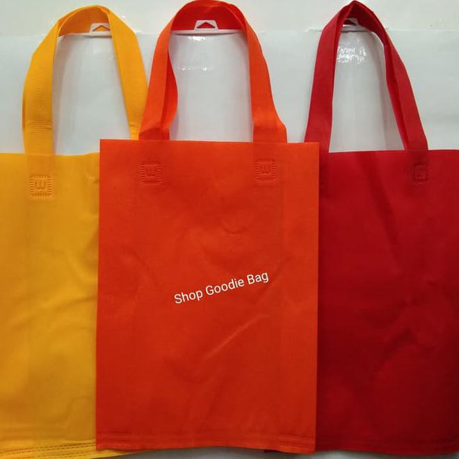 

Februari Maniss Tas Spunbond Handle Uk 25X35X8 / Goodie Bag / Tas Kain Polos Kode 72