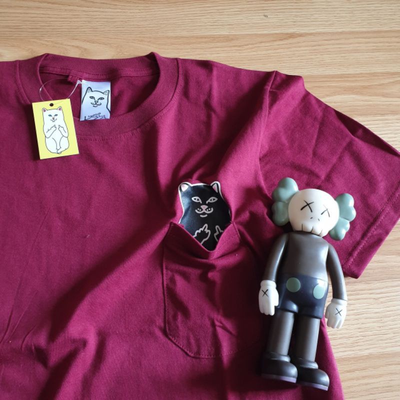 BAJU KAOS RIP N DIP LORD NERMAL POCKET MAROON ATASAN