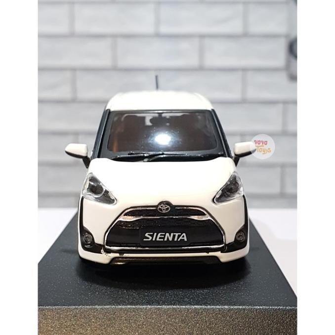 Miniatur Mobil Toyota Sienta White Skala 1/43 (Dealer Box)