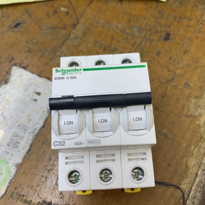 mcb ic60n 3p 32a schneider
