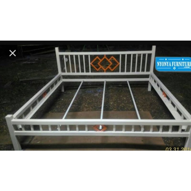 Ranjang besi minimalis